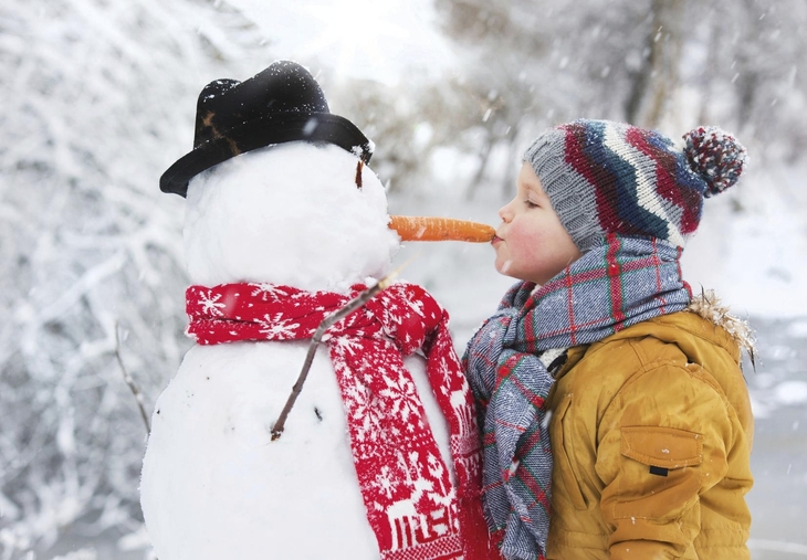 Kind mit Schneemann