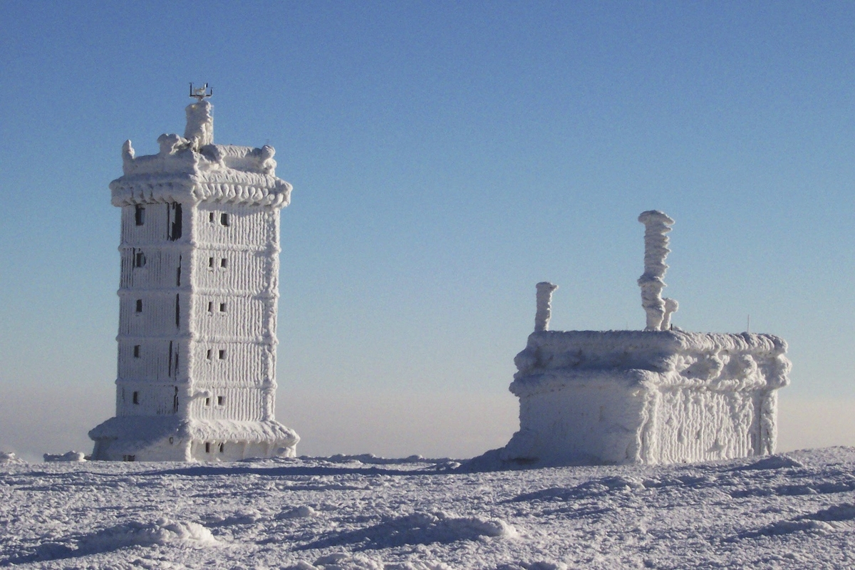 Verschneite Gebäude auf dem Brocken im Winter.