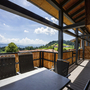Balkon mit Bergblick und sonnigem Himmel im Hintergrund