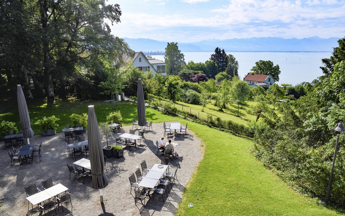 Biergarten mit Seeblick