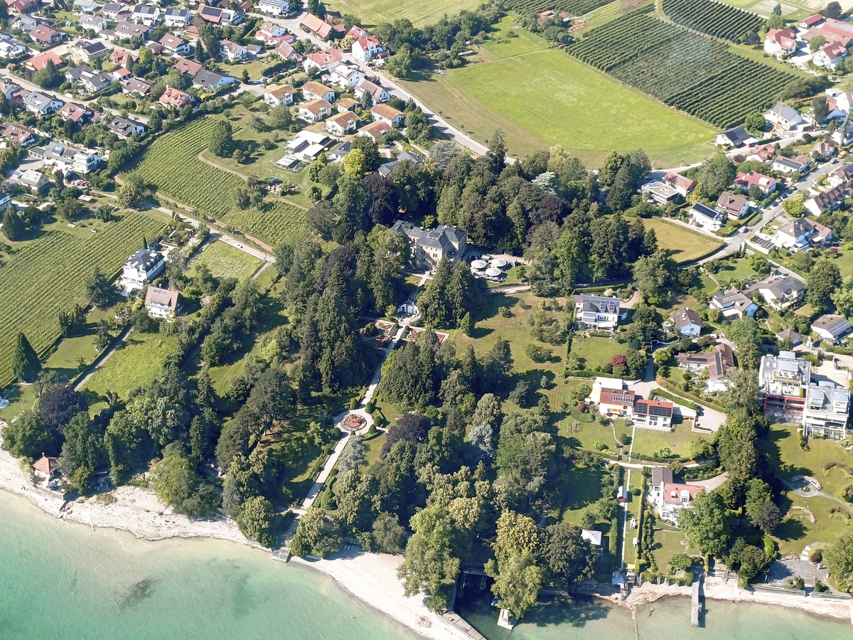 Luftaufnahme von Lindau mit Küstenlinie und grünen Flächen.