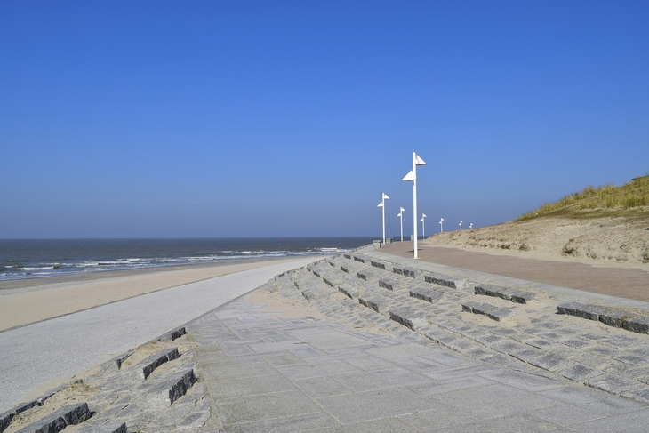 Strandpromenade hinter der Ferienanlage