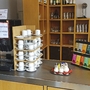 Kaffee- und Teestation in der Hotellobby mit Tassen und Teeauswahl.