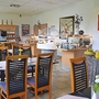 Frühstücksraum im Econtel Hotel München mit gedeckten Tischen und Buffet.