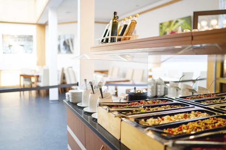 Buffet mit verschiedenen Salaten in einem Hotelrestaurant.