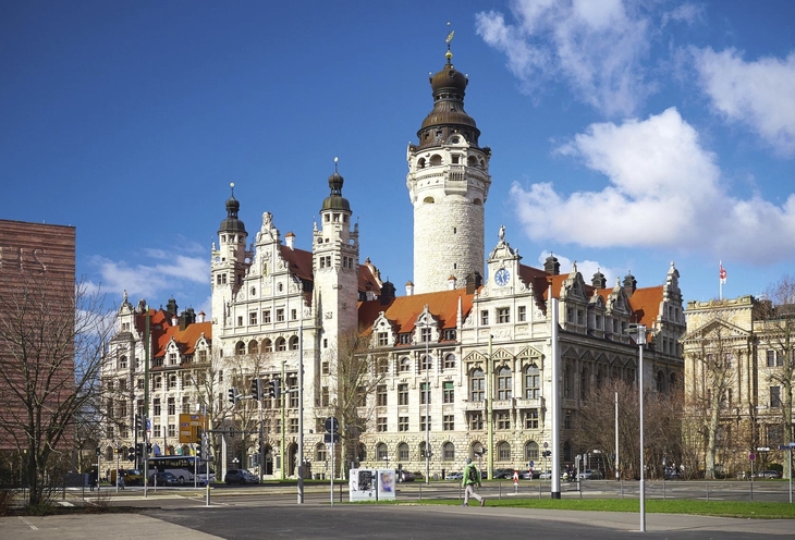 Neues Rathaus in Leipzig mit blauem Himmel im Hintergrund.