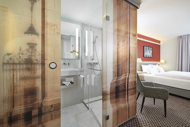 Modernes Hotelzimmer mit Badezimmer und Glaswand im Best Western Leipzig City Center