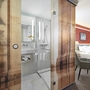 Modernes Hotelzimmer mit Badezimmer und Glaswand im Best Western Leipzig City Center