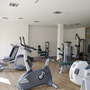 Fitnessraum mit verschiedenen Trainingsgeräten.