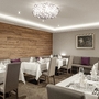 Elegantes Restaurant mit weiß gedeckten Tischen und Kunst an der Wand.