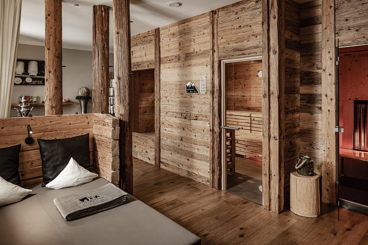Saunabereich mit Holzverkleidung und Ruheliege im Huberhof, Meransen.