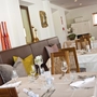 Restaurant mit gedeckten Tischen und Holzstühlen im Hotel Mühlwald.