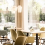 Moderne Hotel-Lobby mit hellen Möbeln und großen Fenstern.