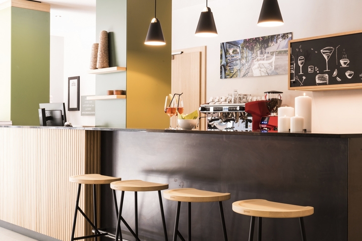 Barbereich im Flora Hotel & Suites Meran mit Theke und Hockern
