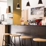 Barbereich im Flora Hotel & Suites Meran mit Theke und Hockern