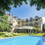 Hotel Villa Laurus in Merano mit Pool und Garten im Außenbereich.