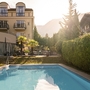 Außenansicht der Villa Laurus mit Pool und Terrasse bei Sonnenschein.