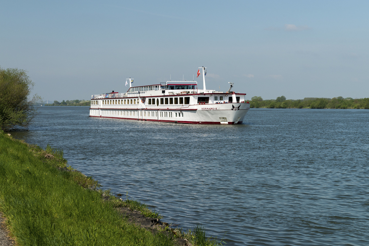 Passagierschiff MS Normandie auf einem Fluss bei sonnigem Wetter.