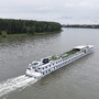 Kreuzfahrtschiff MS Rigoletto fährt auf einem Fluss, umgeben von Bäumen.
