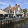 Historische Gebäude am Wasser in Lemmer, Nordholland bei klarem Himmel.