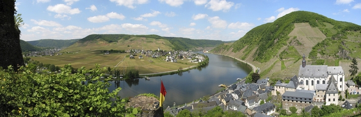 Panoramablick auf Beilstein, Weinberge und die Mosel an einem sonnigen Tag.