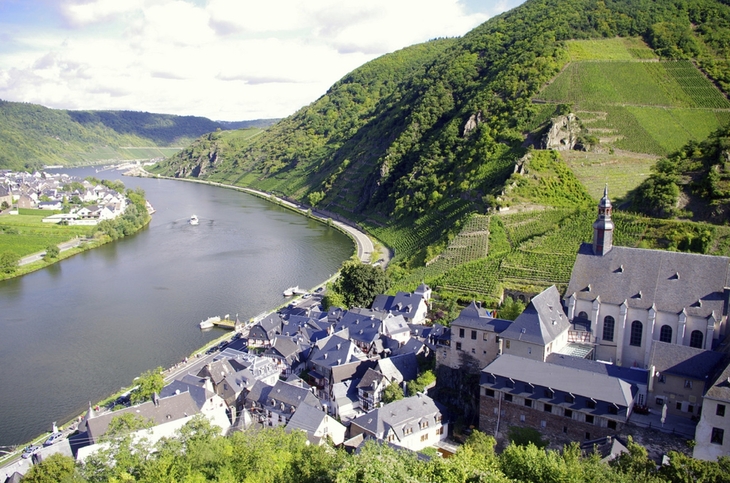 Panoramablick auf Moselschleife mit Weinbergen und einem Dorf.