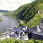 Panoramablick auf Moselschleife mit Weinbergen und einem Dorf.