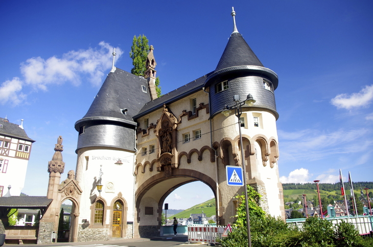 Historisches Stadttor in Traben-Trarbach unter blauem Himmel.