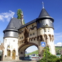 Historisches Stadttor in Traben-Trarbach unter blauem Himmel.