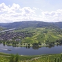 Blick auf die Moselschleife bei Trittenheim mit umliegenden Weinbergen und Flusslandschaft.