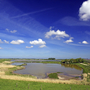 Aussicht auf eine weite Landschaft im Oosterschelde Nationalpark mit Wasser und blauem Himmel