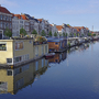 Hausboote und Gebäude entlang eines Kanals in Middelburg bei sonnigem Wetter.
