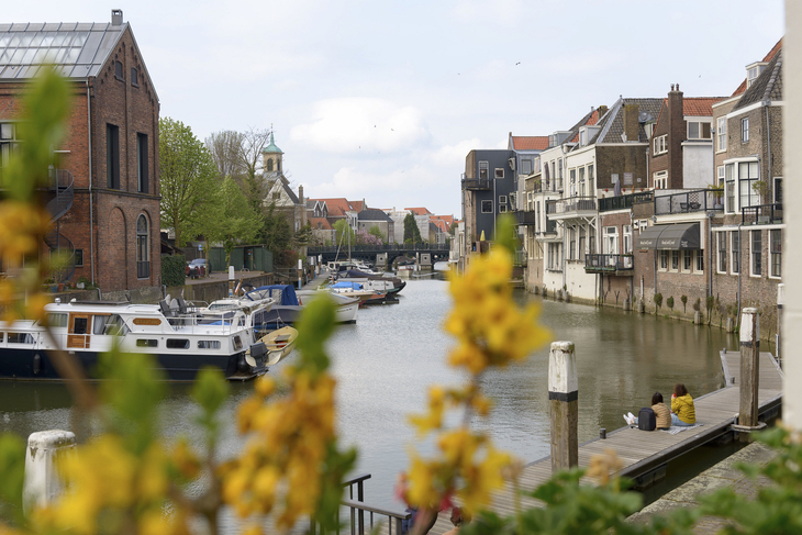 Stadtkanal in Dordrecht, umgeben von historischen Gebäuden und Booten.