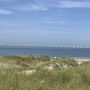 Zeelandbrücke über das Meer, im Vordergrund Dünen und Gras.