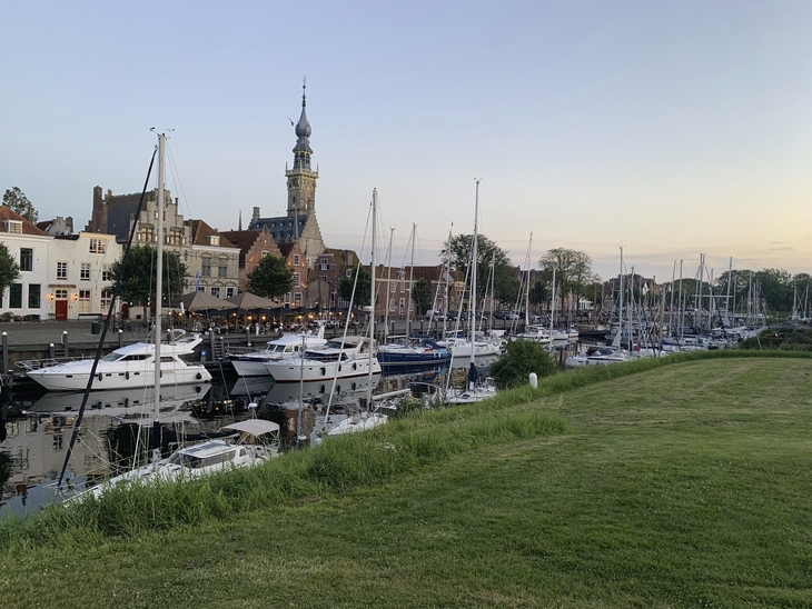 Hafen von Veere in Zeeland bei Sonnenuntergang mit Segelbooten und historischen Gebäuden