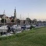 Hafen von Veere in Zeeland bei Sonnenuntergang mit Segelbooten und historischen Gebäuden