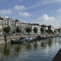 Reihen von Gebäuden und Boote entlang eines Kanals bei klarem Himmel in Middelburg.