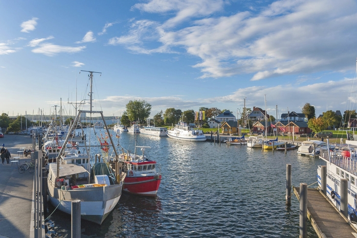 Boote im Hafen von Niendorf bei sonnigem Wetter.
