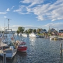 Boote im Hafen von Niendorf bei sonnigem Wetter.
