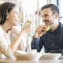 Paar beim Essen und Lachen im Restaurant.