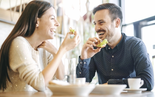 Paar beim Essen und Lachen im Restaurant.