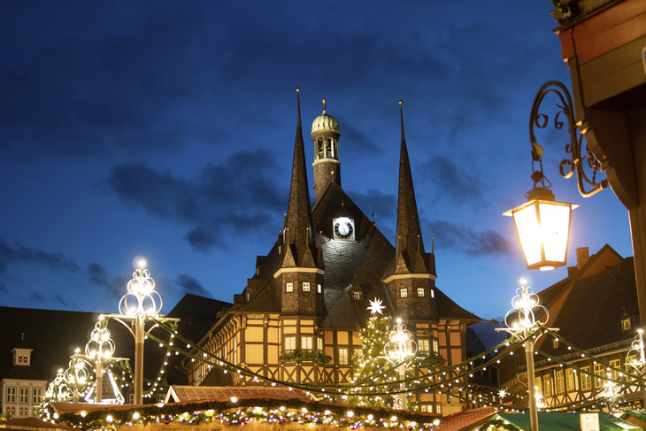 Fachwerkhaus und Lichter auf dem Wernigerode Weihnachtsmarkt bei Abenddämmerung