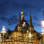 Fachwerkhaus und Lichter auf dem Wernigerode Weihnachtsmarkt bei Abenddämmerung