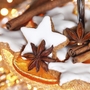 Weihnachtsgebäck und Gewürze vor Lichterhintergrund
