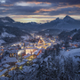 Winterliches Panorama von Berchtesgaden bei Sonnenuntergang mit verschneiten Bergen.