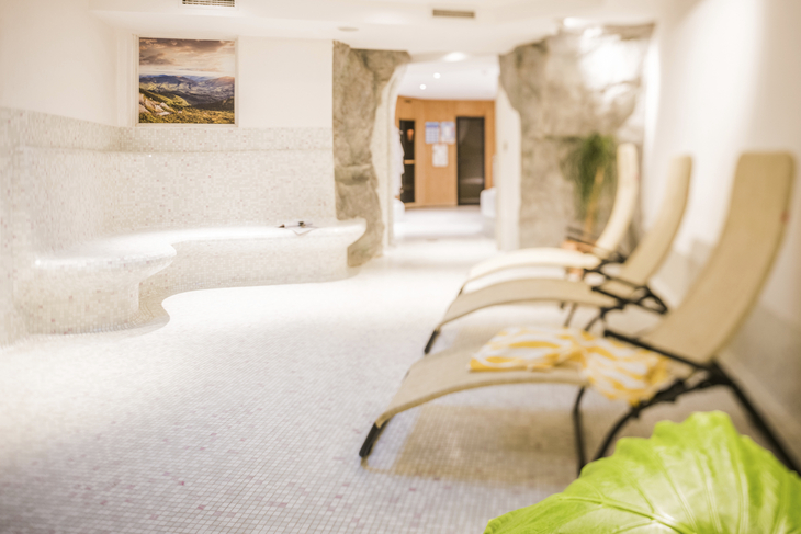 Wellnessbereich mit Liegestühlen im Wirtshaushotel Alpenrose.