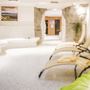 Wellnessbereich mit Liegestühlen im Wirtshaushotel Alpenrose.