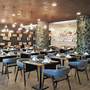 Modernes Restaurant mit Holzmöbeln und Wanddekoration im Hotel Maria Nova an der Algarve.