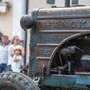 Oldtimer-Traktor bei einem Treffen in Inzell, Zuschauer im Hintergrund.