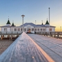 Ahlbecker Seebrücke auf Usedom bei Sonnenuntergang.